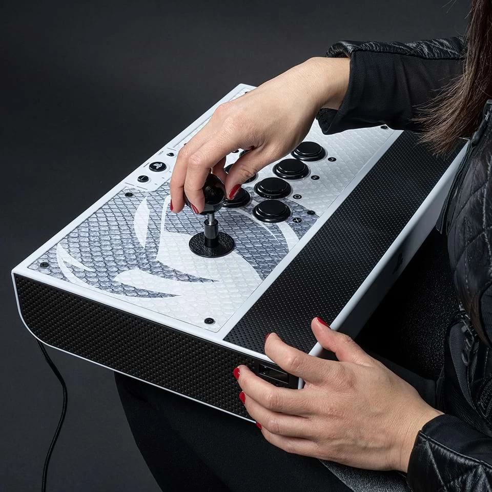 Arcade stick Nacon Daija për PS5, SANWA butona, USB-C, 3 m kabllo, bardhë/zi, set me 2 koka shkopi + vegla