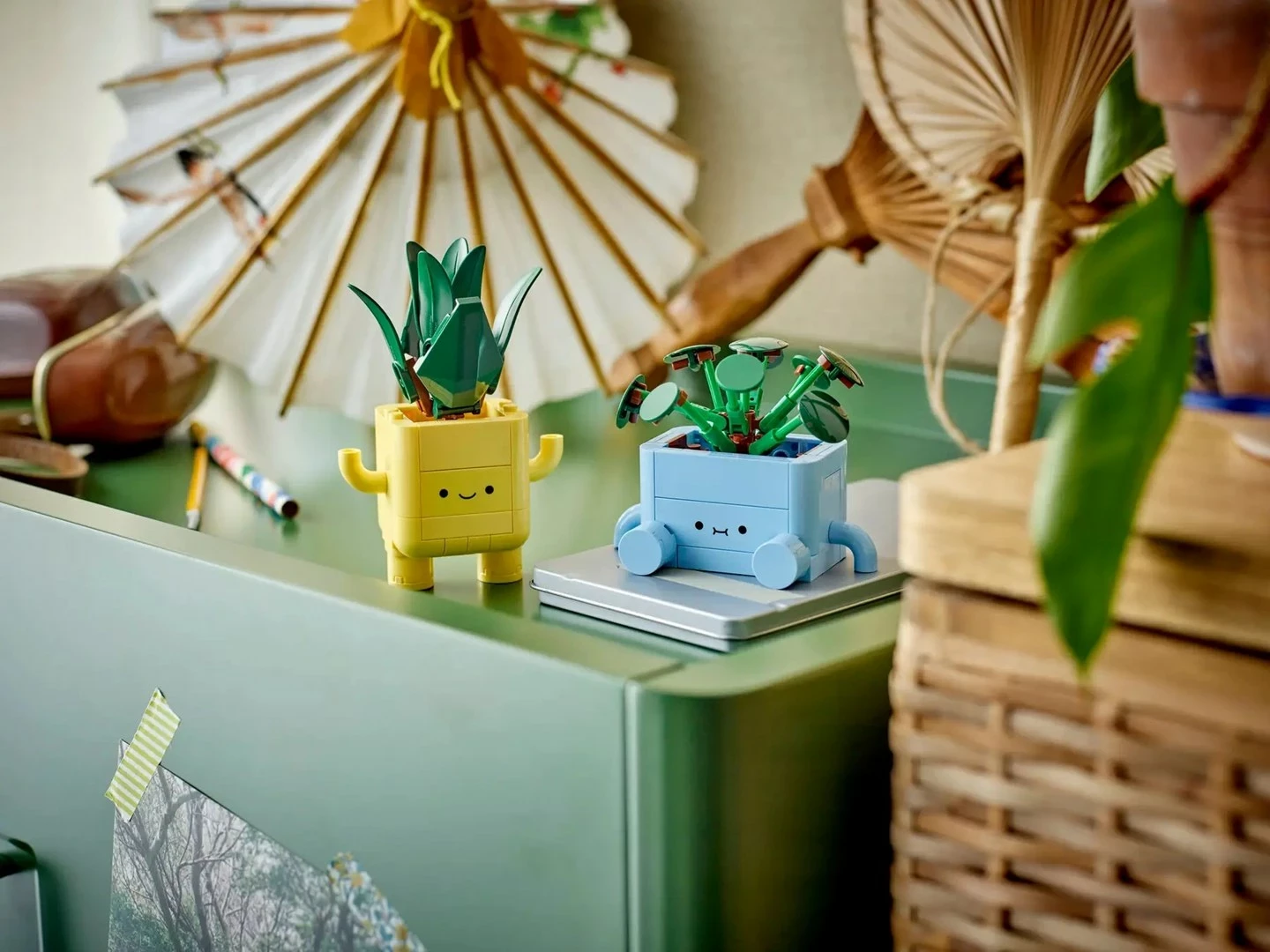 Set LEGO BOTANICALS Happy Plants 10349, 217 pjesë