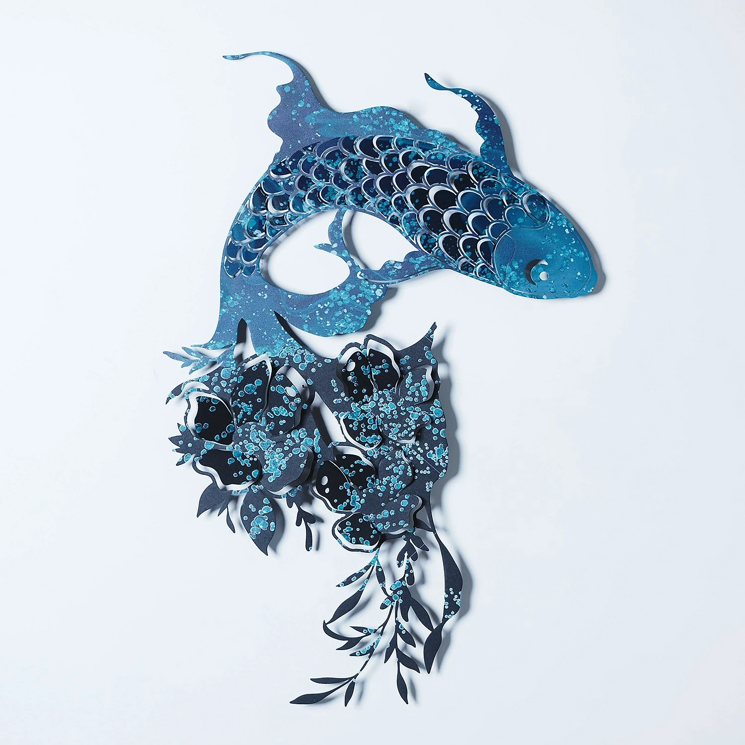 Aksesor dekorativ metalik për mur, Wallity Carpa Koi- APT748 L, ngjyrë kaltër