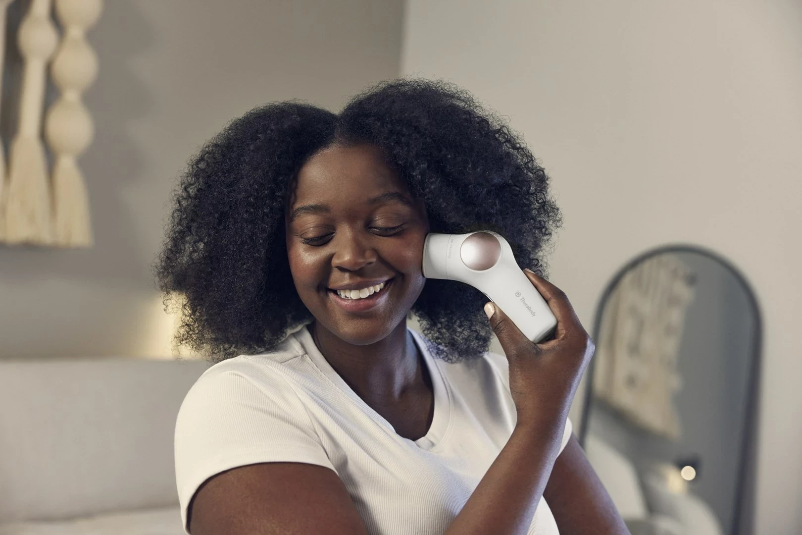 Pajisje për kujdesin e fytyrës Therabody TheraFace PRO, e bardhë