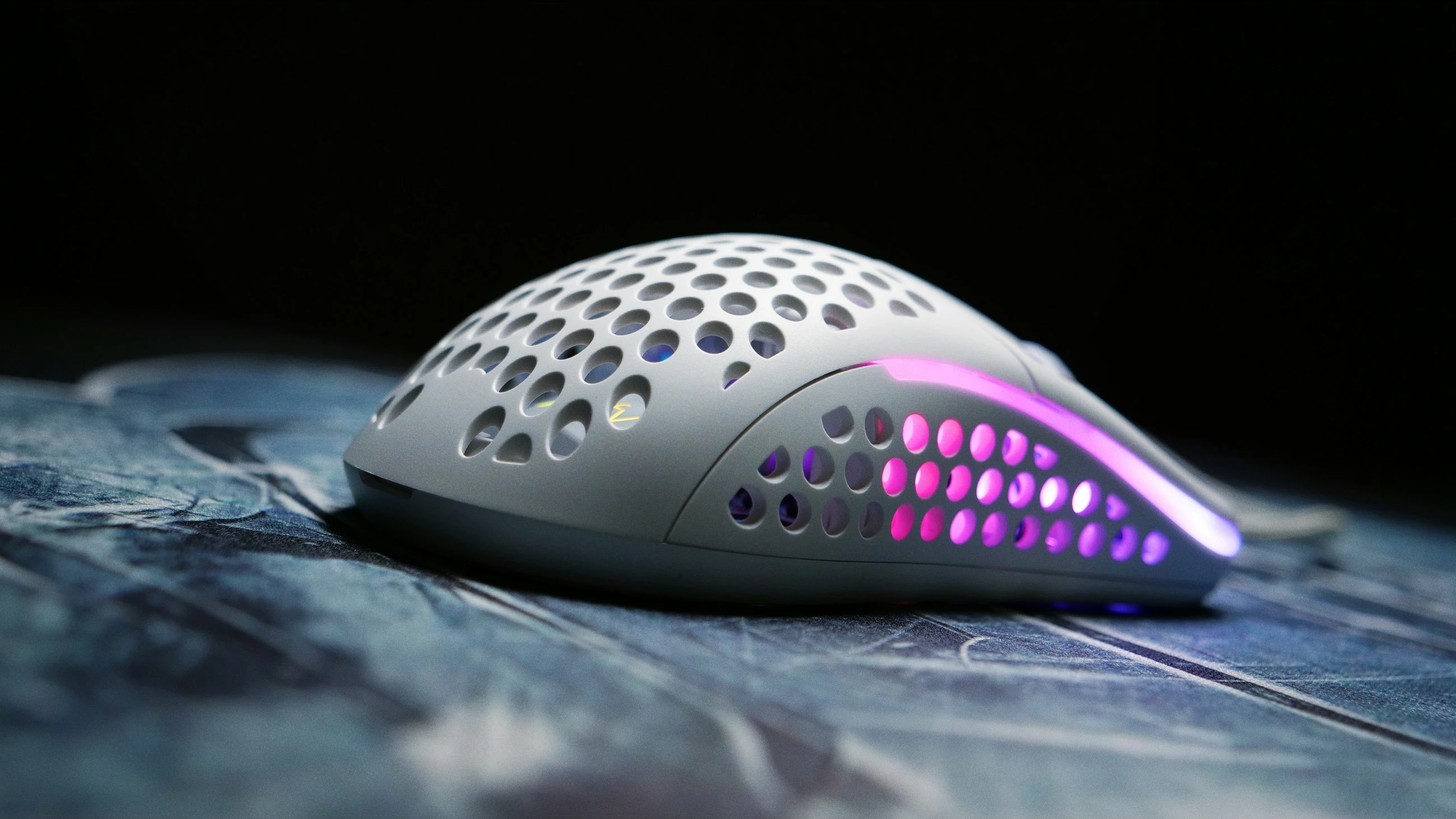 Maus Cherry XTRFY M42, 16000 DPI, Ambidextrous, USB Type-A, Bardhë