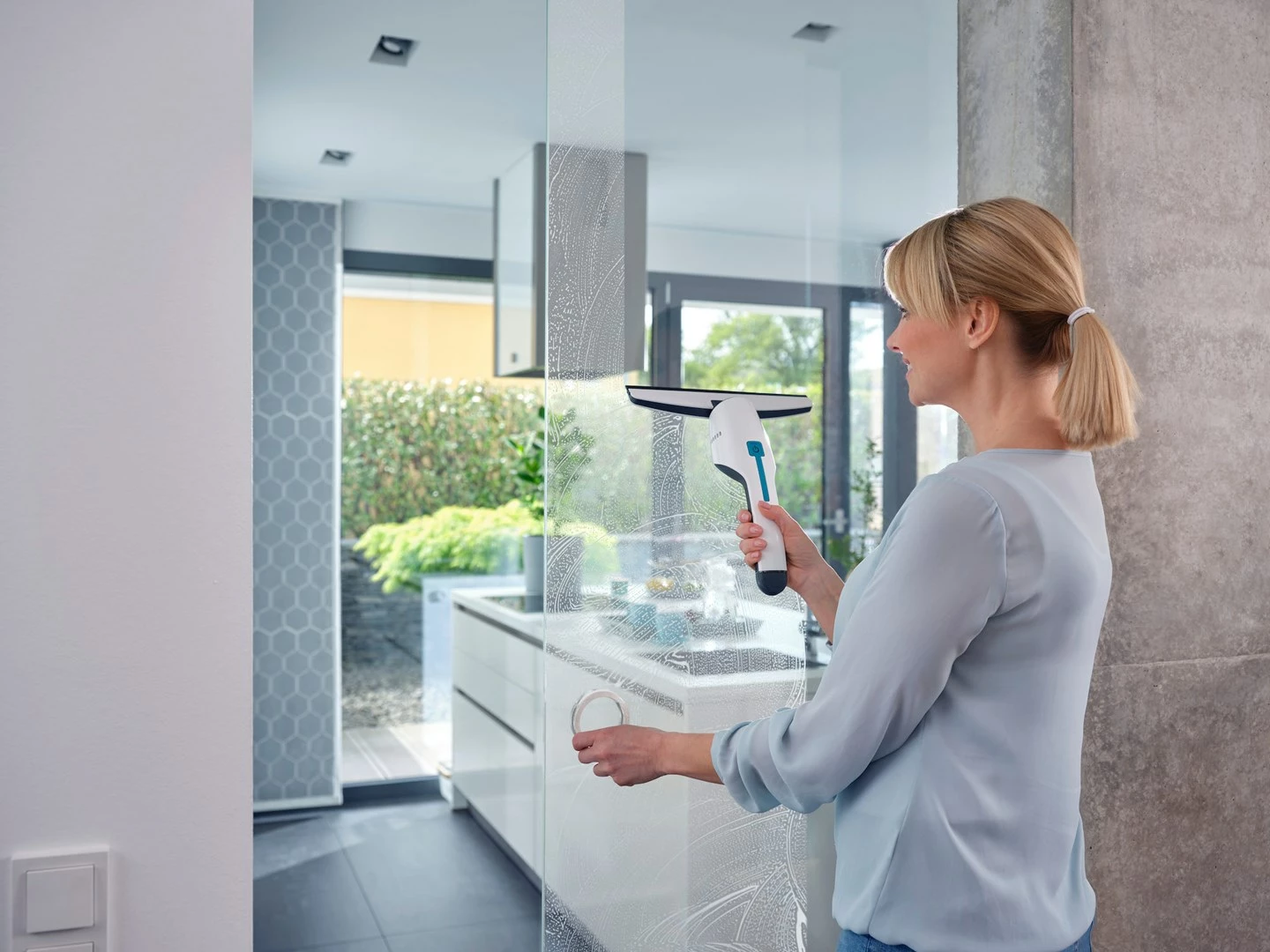 Pastrues elektrik dritaresh LEIFHEIT 51035, 45 min, i zi/blu/bardhë