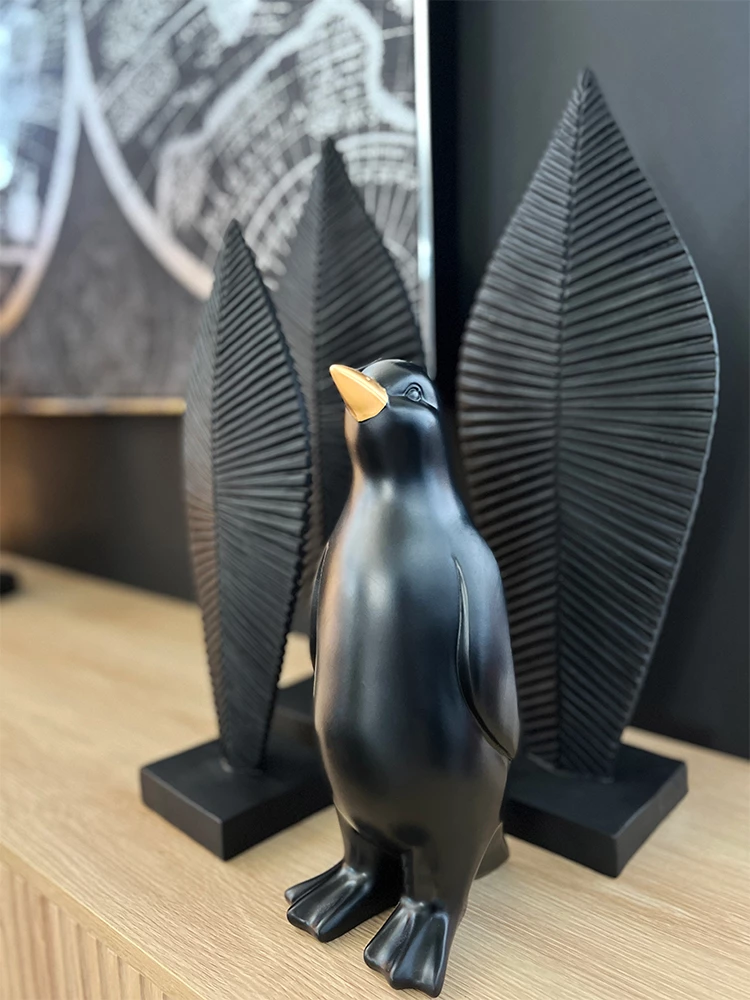 Dekor për Krishtlindje, pinguin, polirezine, ngjyrë e zezë dhe e artë, 13x13x29cm