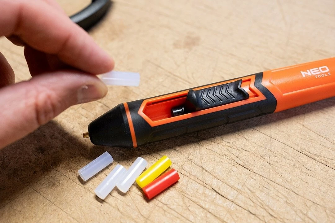 Stilolaps ngjitësi i nxehtë Neo Tools 17-085, bateri 2000 mAh, për shufra 8 mm, USB, set 10 shufra, portokalli/zi