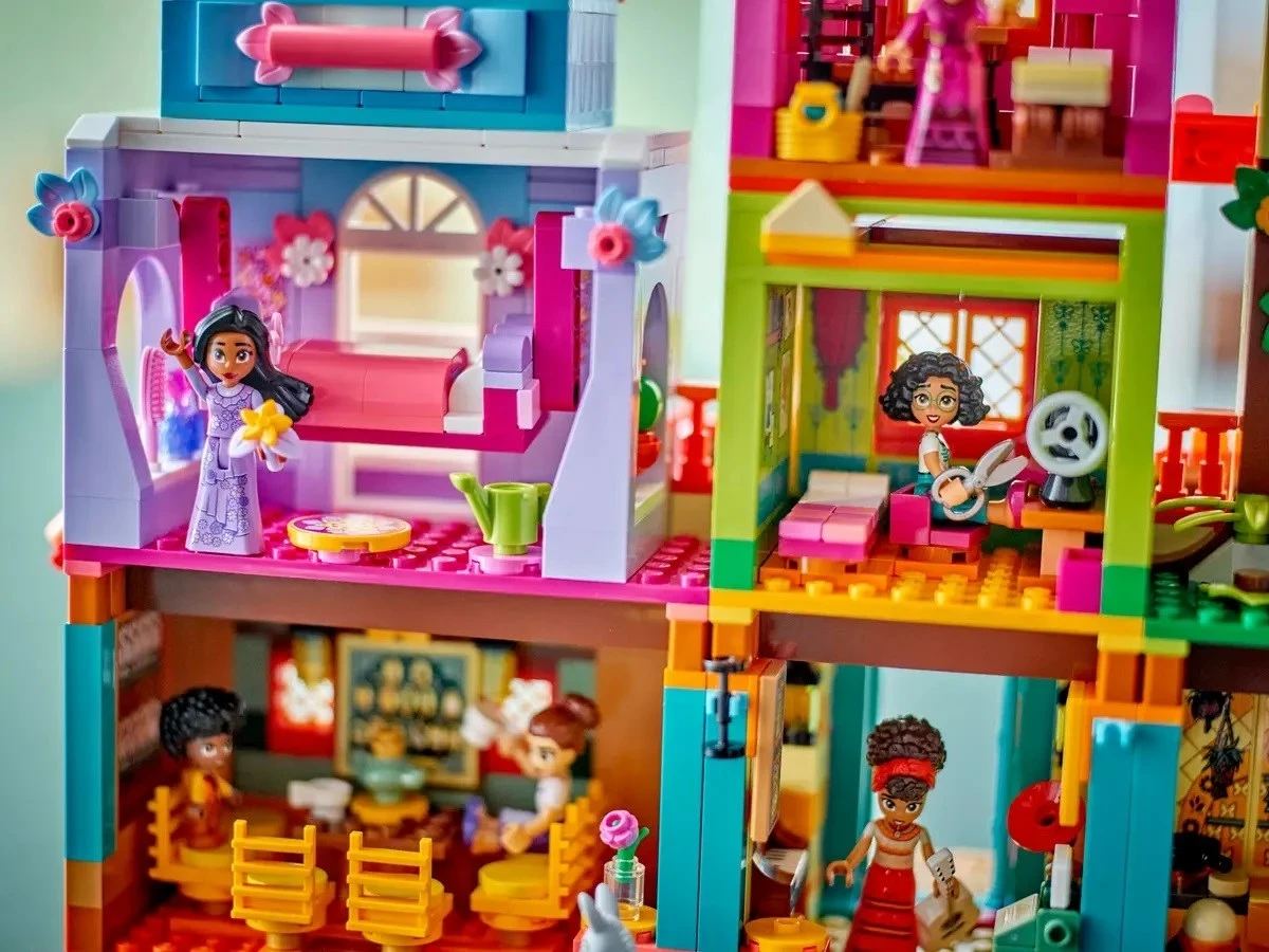 Set LEGO Disney 43245 Shtëpia Magjike Madrigal