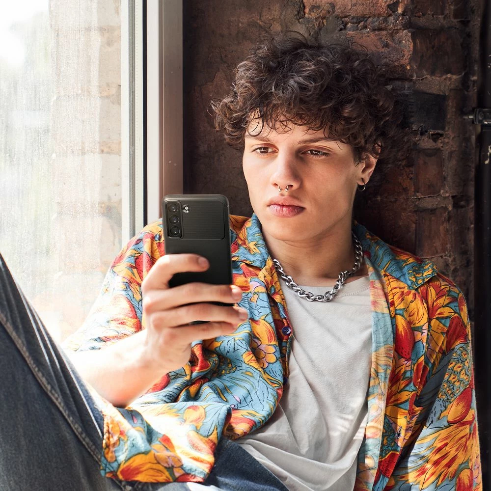 Mbështjellës Spigen Rugged Armor për Samsung Galaxy S21 FE, Matte Black