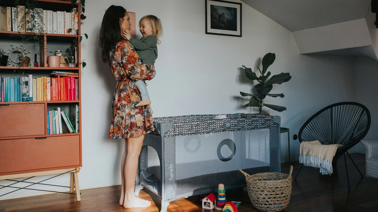 Krevat udhëtimi Lionelo Stefi, Grey Concrete Multicolor, me torbë bartëse