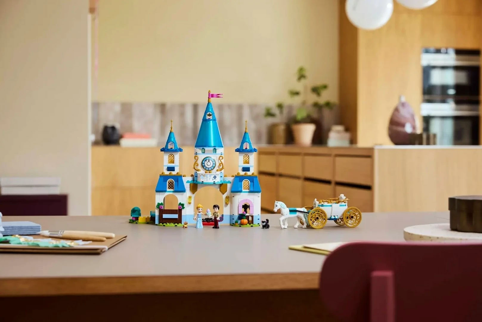 Set LEGO Disney Princess 43275, Kalaja dhe Karroca e Hirushes