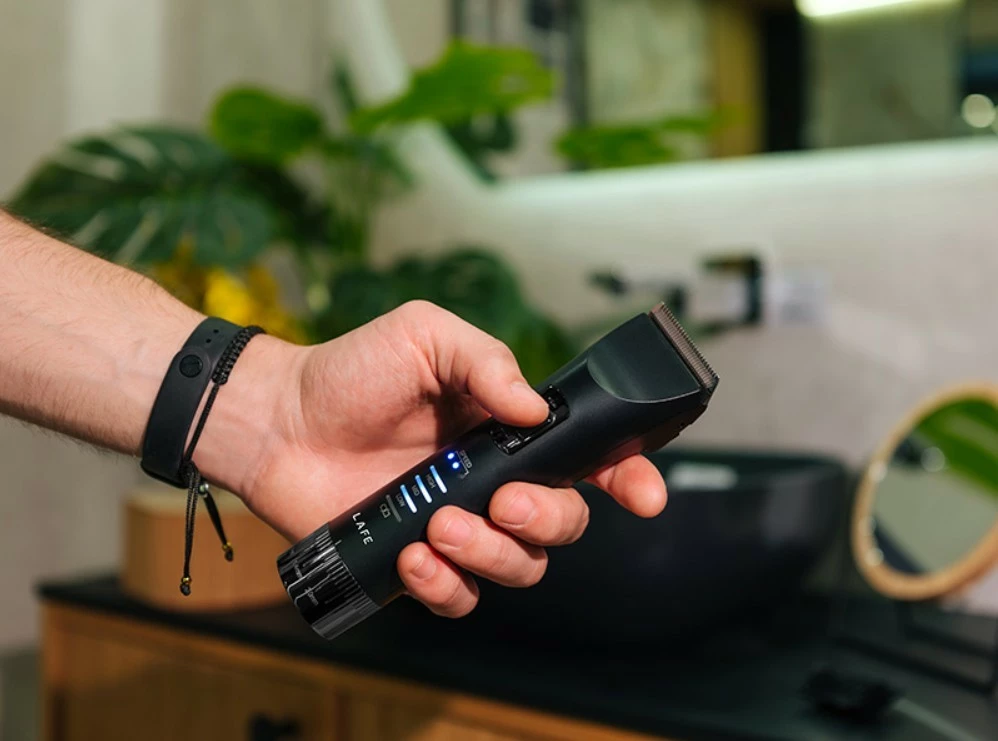 Trimmer flokësh dhe mjekre Lafe MasterTrim LAFTRY47538, tehe qeramike 45 mm, 3 shpejtësi, 0.8–2 mm + krehra 3–12 mm, 1800 mAh, me/pa kabllo, e zezë