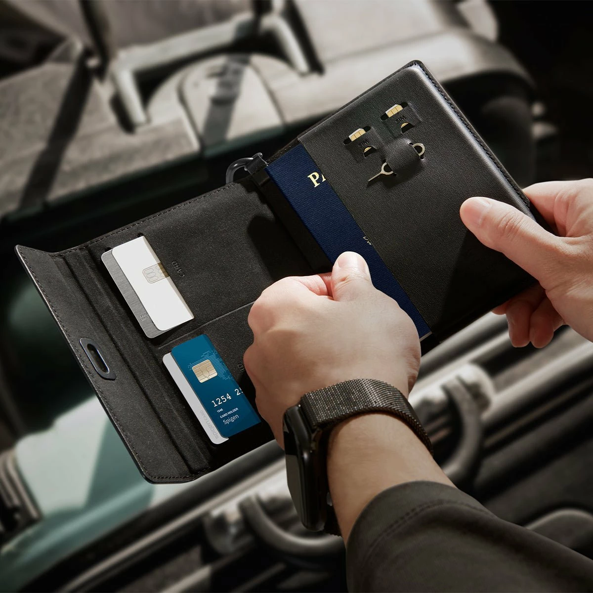 Mbajtës pasaporte Spigen Passport Holder Universal PU lëkurë, e zezë, 1 copë