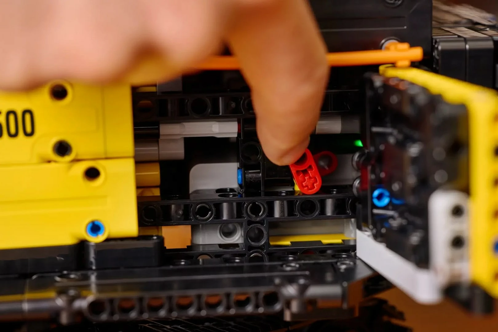 Set LEGO Technic Volvo EC500 Hybrid Excavator, 42215, për të rritur, e zezë/verdhe