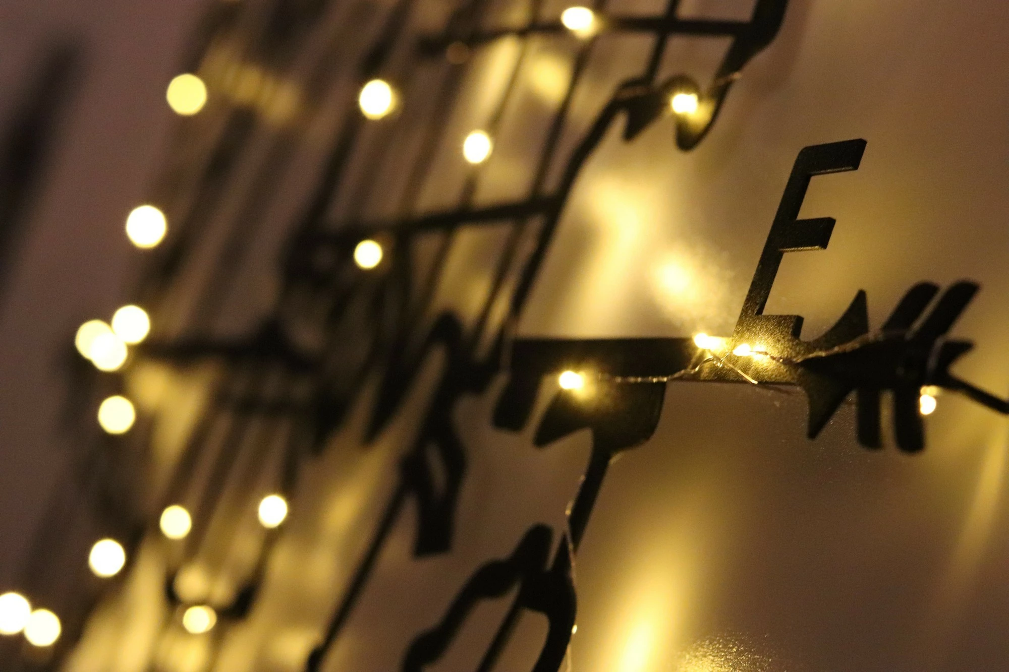 Aksesor dekorativ metalik për mur, hartë bote me busull dhe LED, ngjyrë e zezë