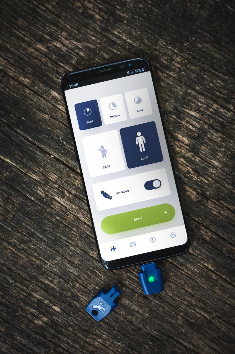 Pajisje për trajtim pickimi insektesh HEAT IT V3, Lightning për iPhone 6–14, e kaltër