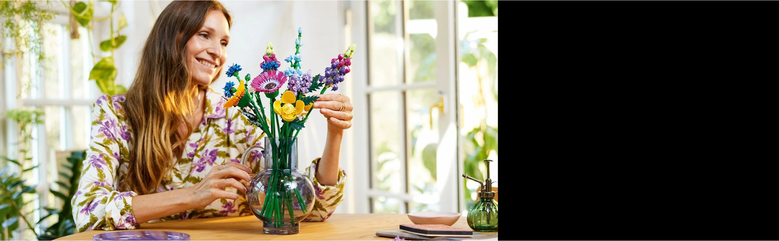 Set ndërtimi LEGO ICONS Wildflower Bouquet, 939 copë, shumëngjyrësh