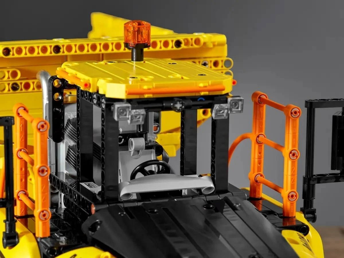 Set LEGO Technic Volvo 6x6 Articulated Hauler 42114, Verdhë
