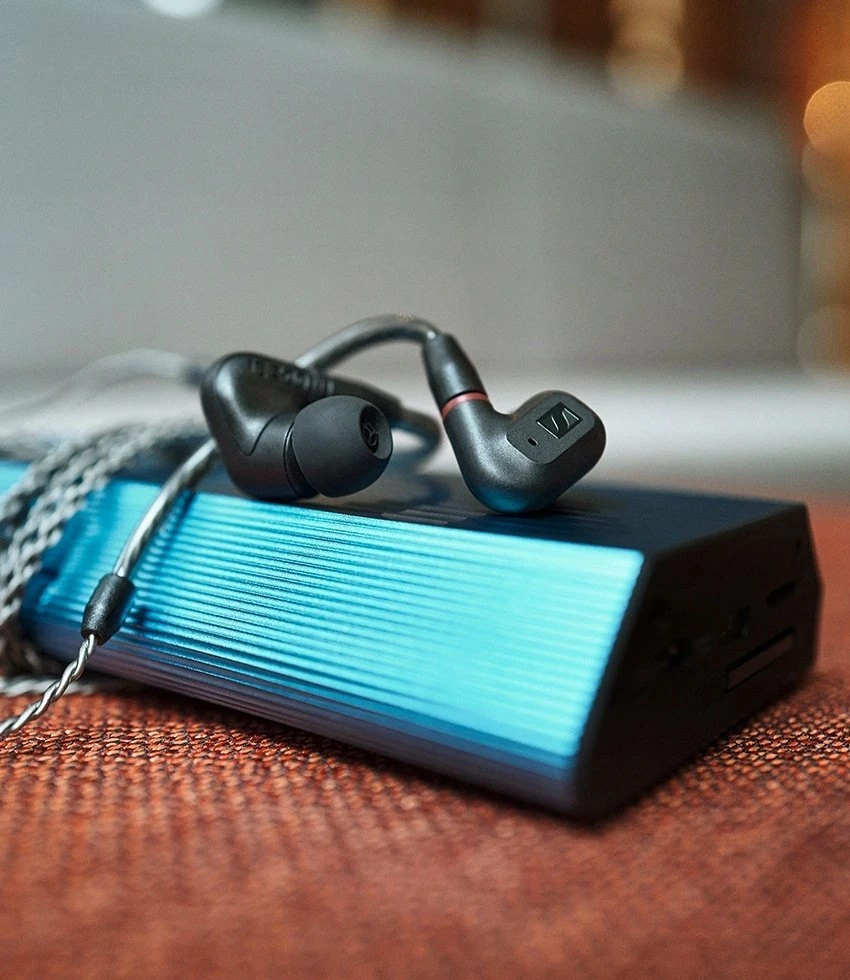 Kufje Sennheiser IE 200 me kabllo 3.5 mm, driver dinamik TrueResponse 7 mm, 6–20000 Hz, set adaptera S/M/L, të zeza