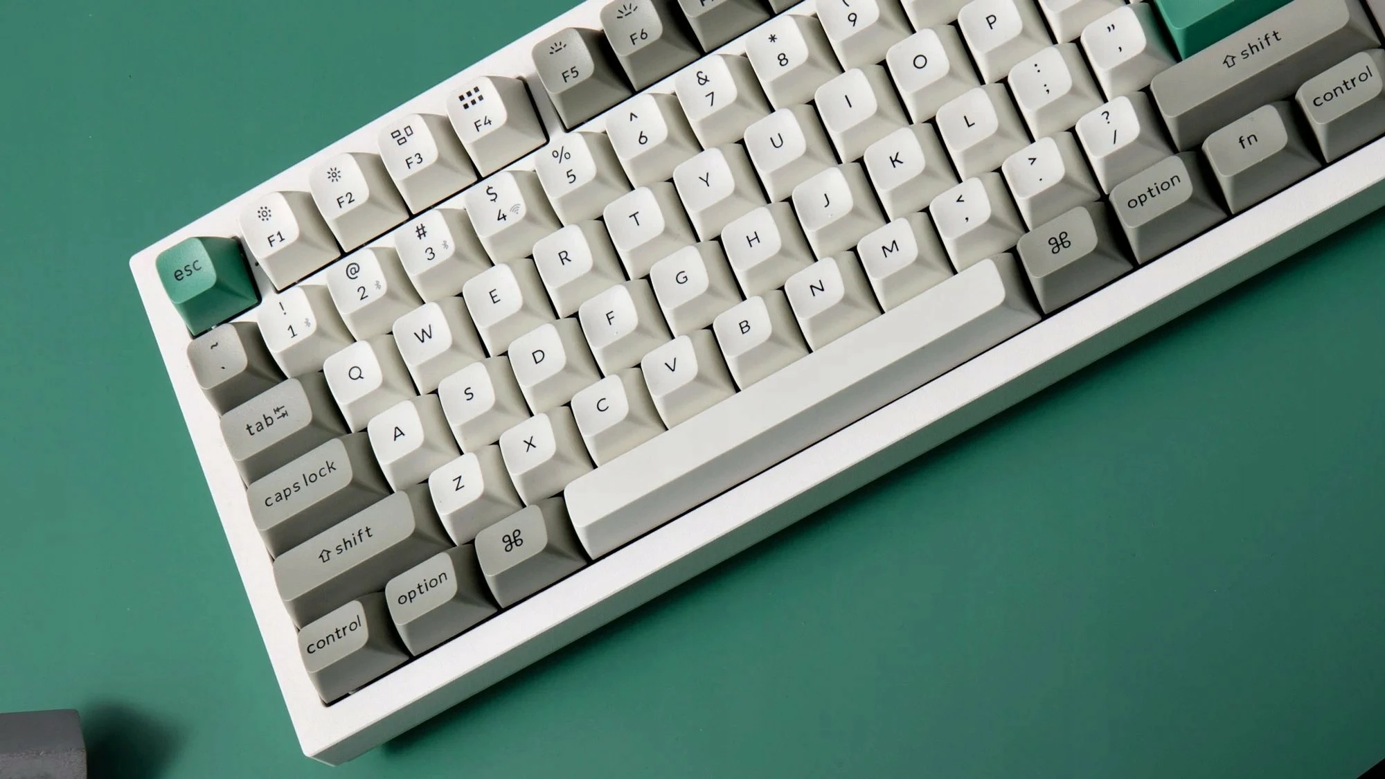 Tastierë mekanike Keychron Q3 Max QMK/VIA (Q3M-P4), Gateron Jupiter Yellow, TKL 80%, RGB, USB/Bluetooth/2.4GHz, e bardhë
