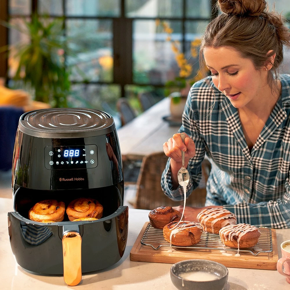 Furrë me ajër Russell Hobbs SatisFry, 5L, 1650W, e zezë