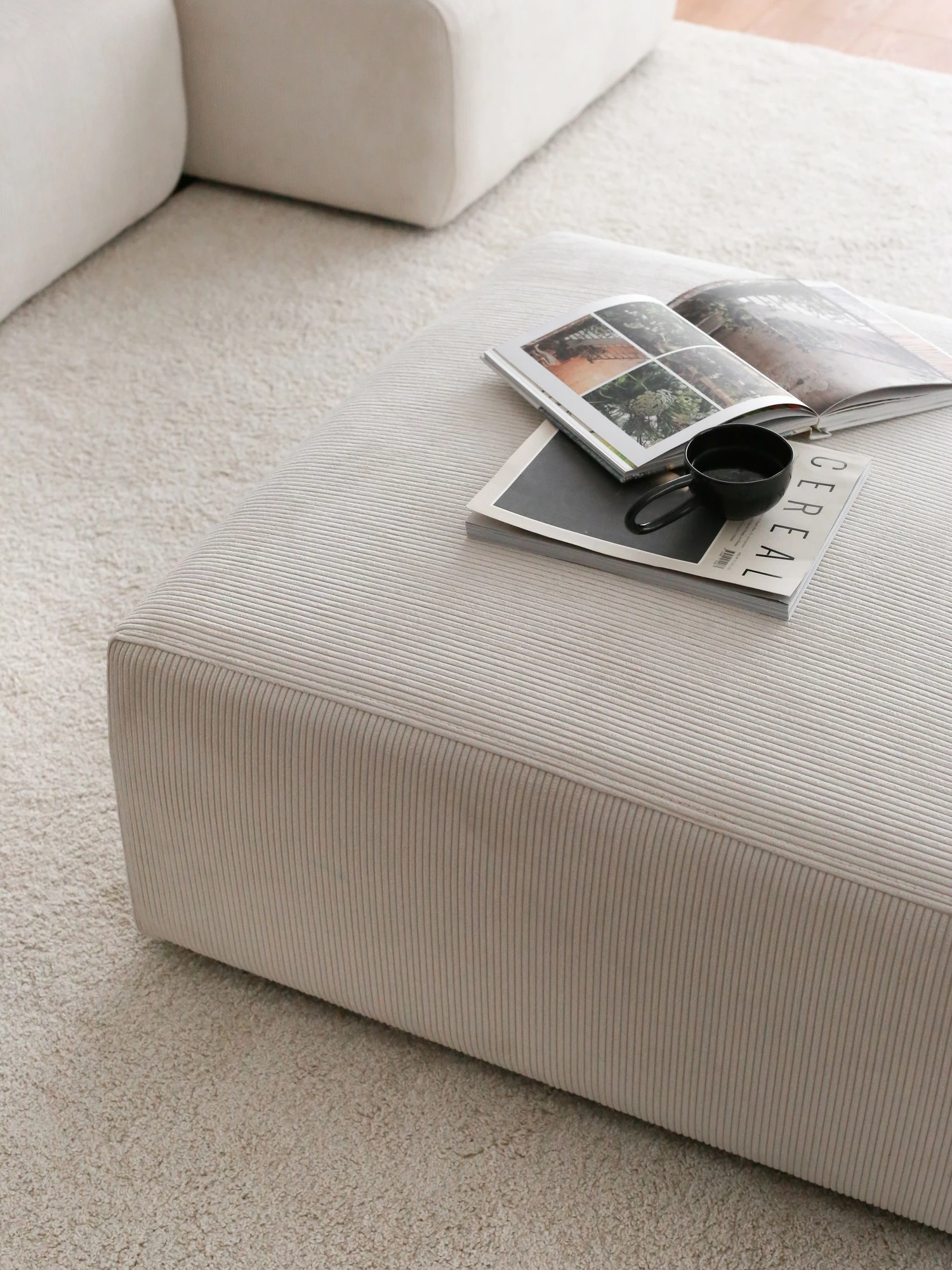 Pouf i bardhë Atelier del Sofa, Yolo