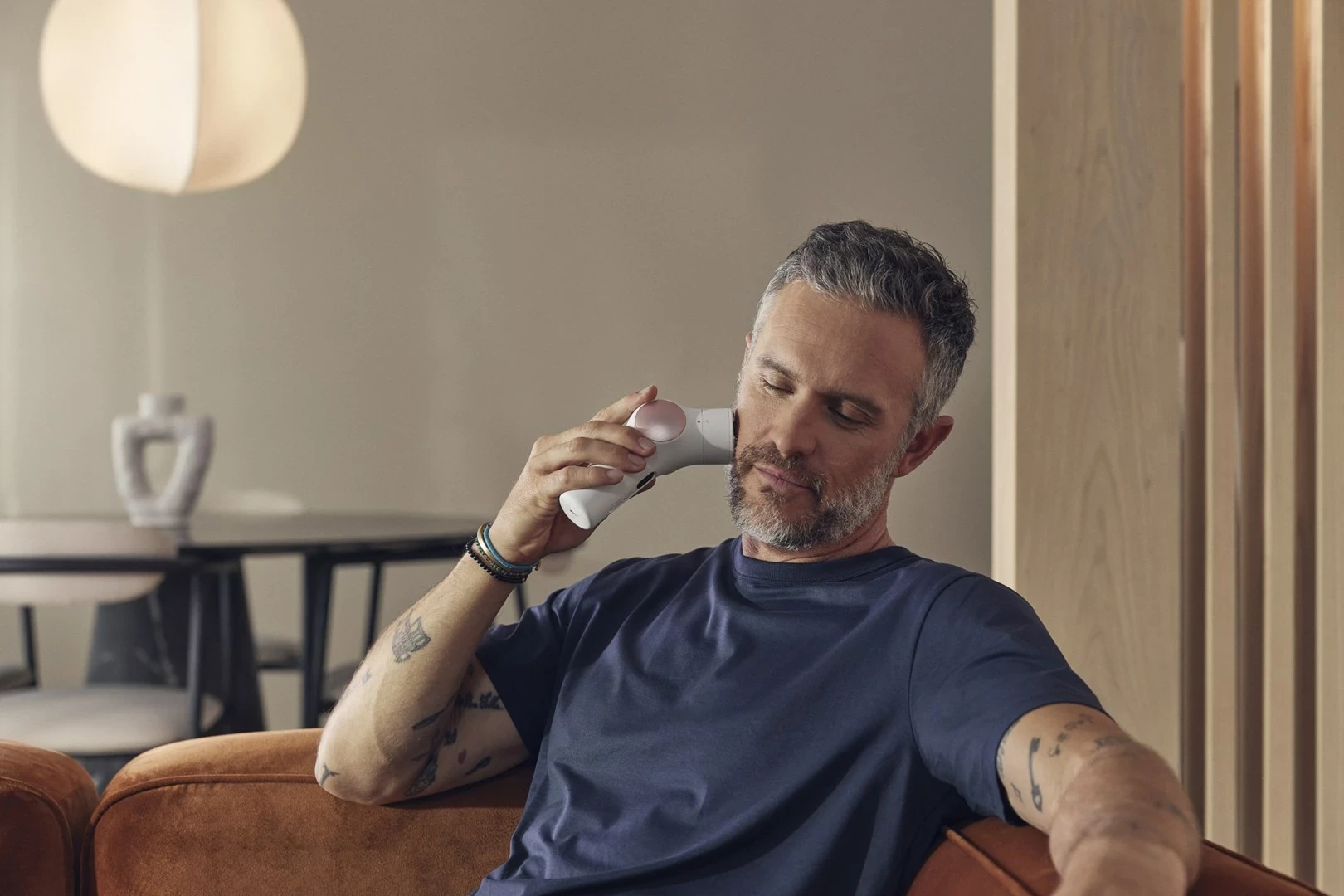 Pajisje për kujdesin e fytyrës Therabody TheraFace PRO, e bardhë