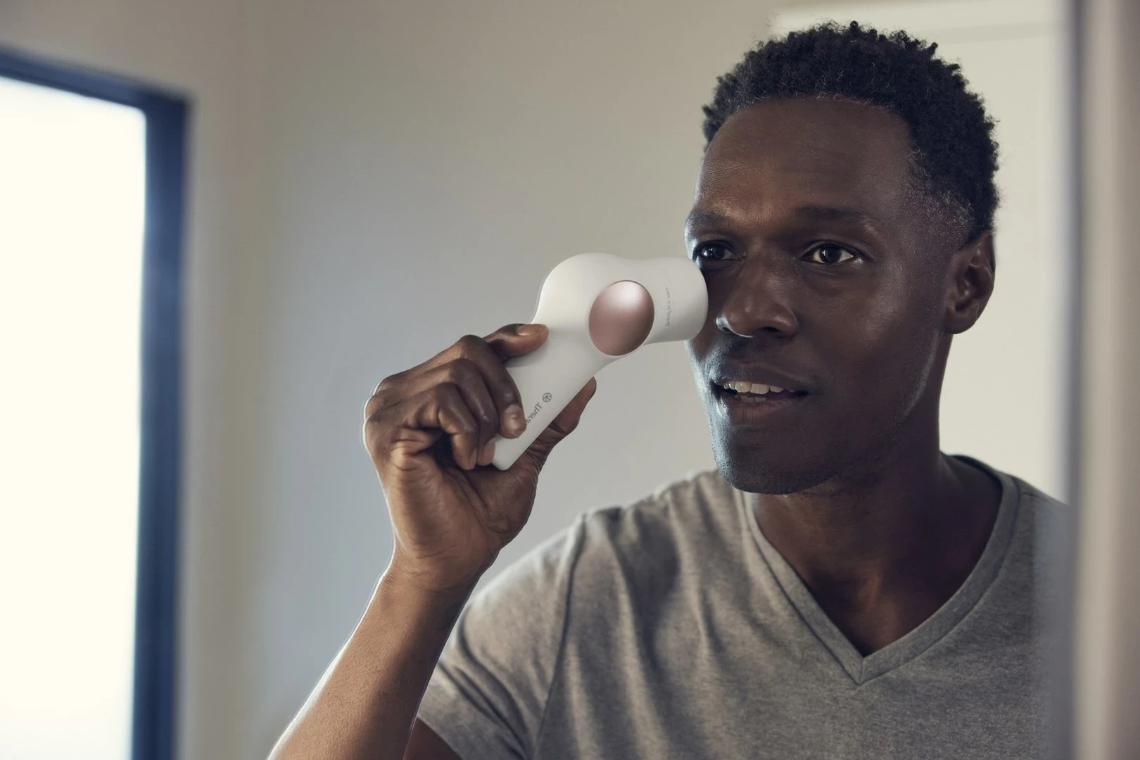 Pajisje për kujdesin e fytyrës Therabody TheraFace PRO, e bardhë