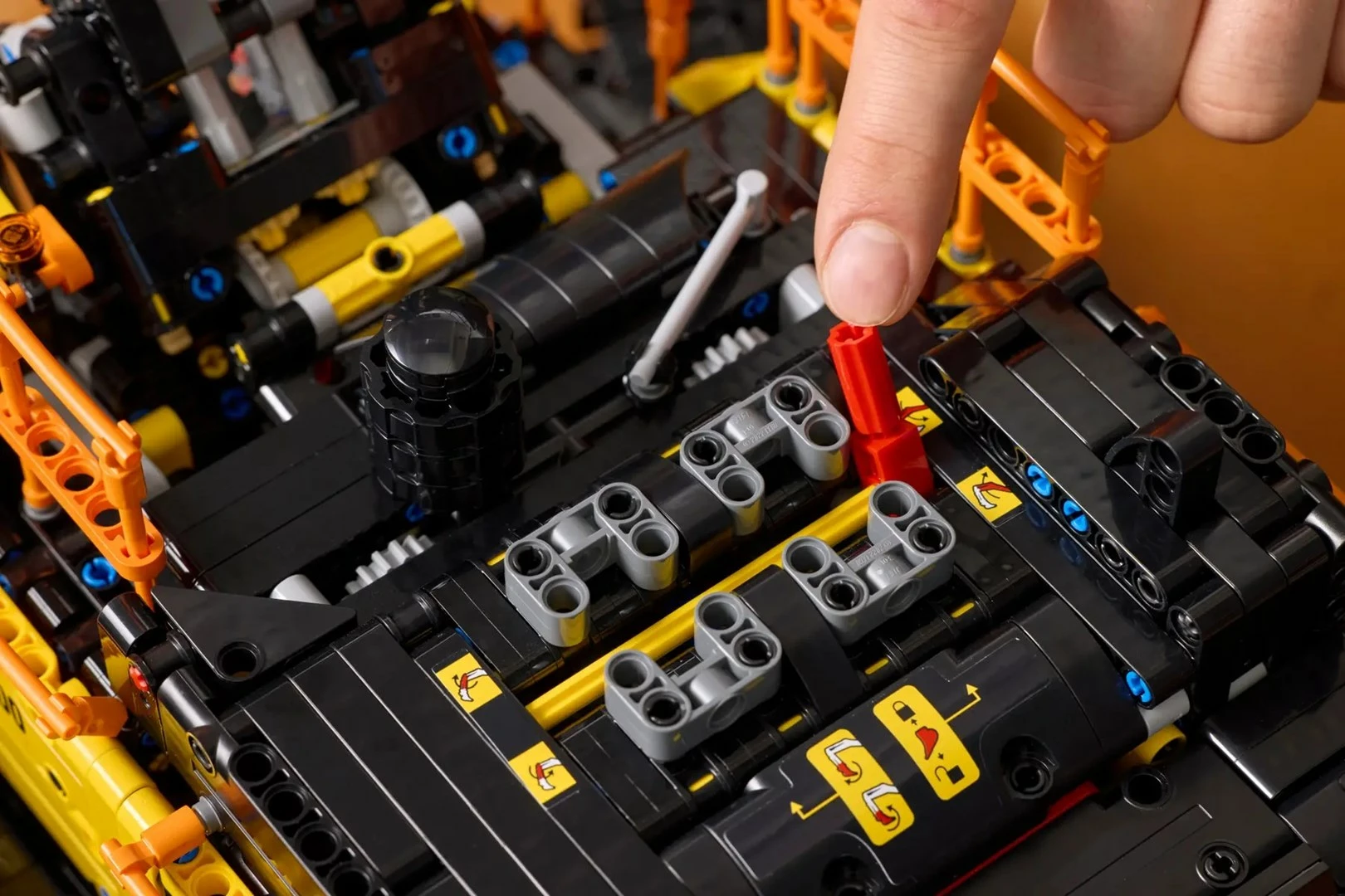 Set LEGO Technic Volvo EC500 Hybrid Excavator, 42215, për të rritur, e zezë/verdhe