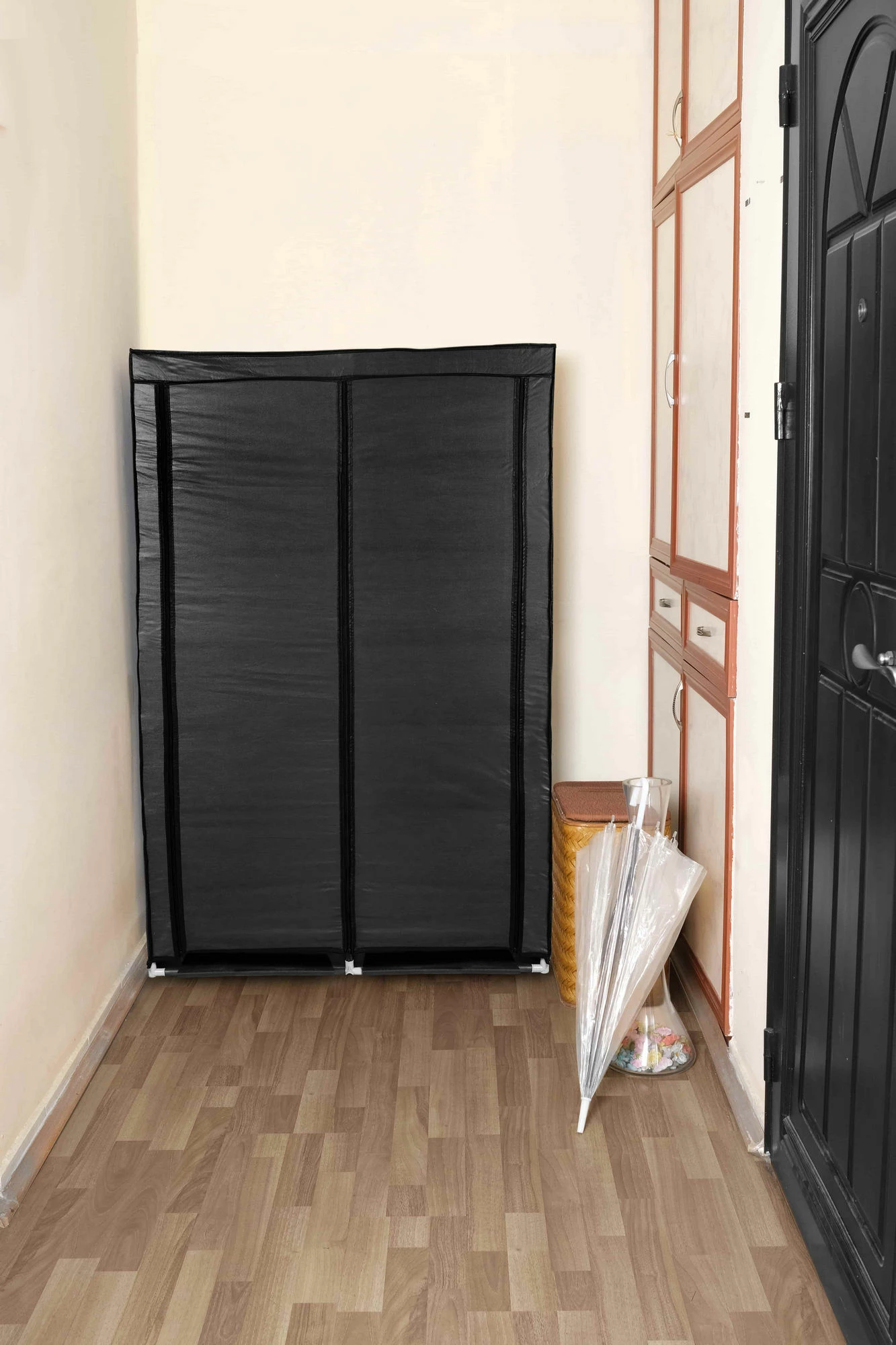 Dollap këpucësh Skye Decor, bezhë - e zezë