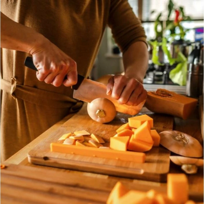 Thikë kuzhine Nakiri Fiskars 1057537, çelik inox, 16 cm, e zezë/portokalli