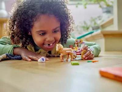 Set LEGO Disney 43233, Karroca e Belle's Storytime