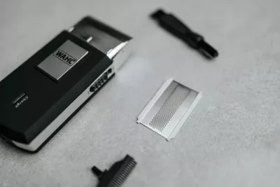 Makinë rroje Wahl Travel Shaver 03615-1016, folje, me bateri 45 min, karikim 480 min, set me qese + fletë prerëse rezervë + brushë pastrimi, e zezë