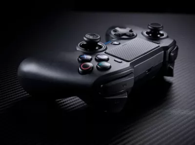 Kontroller wireless Nacon PS4 Asymmetric, deri 7 orë bateri, prizë 3.5mm, i zi