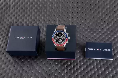 Orë dore për meshkuj Tommy Hilfiger, kafe