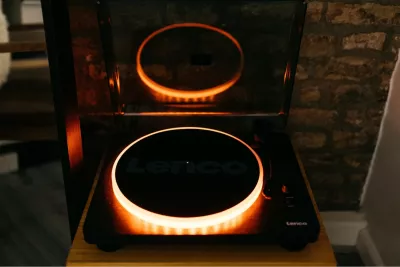 Gramafon Lenco LS-50LED, me altoparlantë të integruar, lidhje USB, i zi