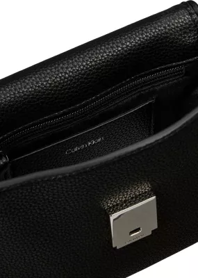 Çantë crossbody për femra Calvin Klein Emblem HW Pebble LV04F3511G, e zezë