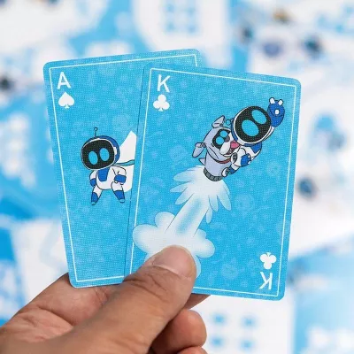 Komplet letra loje Paladone Astro Bot, 52 letra + 2 joker, kuti metalike koleksionuese
