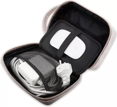 Çantë organizer Guess 4G Printed Stripes, rozë, me port USB