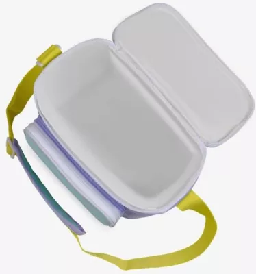 çantë termike IGLOO Soft Retro Square Lunch, kapacitet 9 kanaçe, 22.23×15.24×21.59 cm, pastel vjollcë/bojëqielli me rrip të verdhë