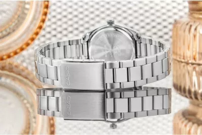 Orë dore për femra CASIO, e zezë