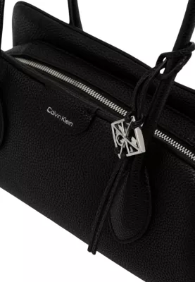 Çantë krahu Calvin Klein Emblem Trio Pebble LV04F3743G për femra, e zezë