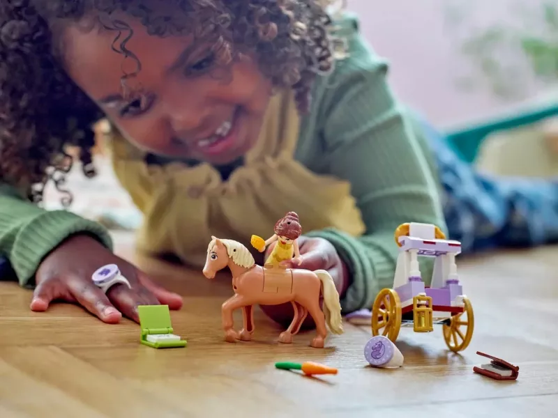 Set LEGO Disney 43233, Karroca e Belle's Storytime
