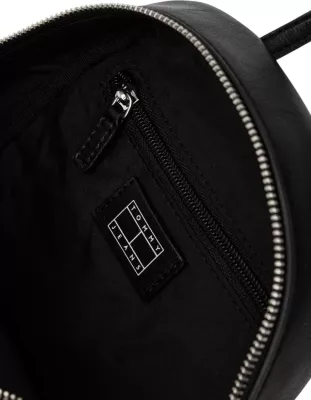 Çantë shpine për femra Tommy Hilfiger TJW Bold AW0AW18766, e zezë