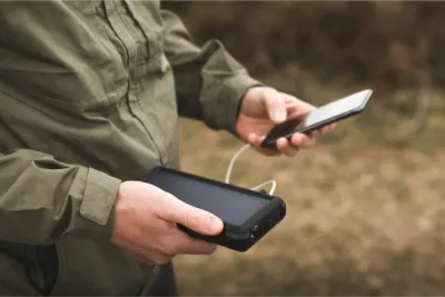 Powerbank solar SANDBERG Outdoor Solar 420-38 24000 mAh IP67 USB-C PD/QC 3.0, e zezë, set me kabllo USB-C + MicroUSB + karabiner