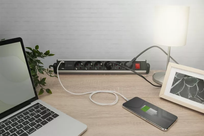 Rrymë shirit Digitus 6-porta me 3x USB, 1.5 m, e brendshme, Type F, alumini, e zezë, argjend