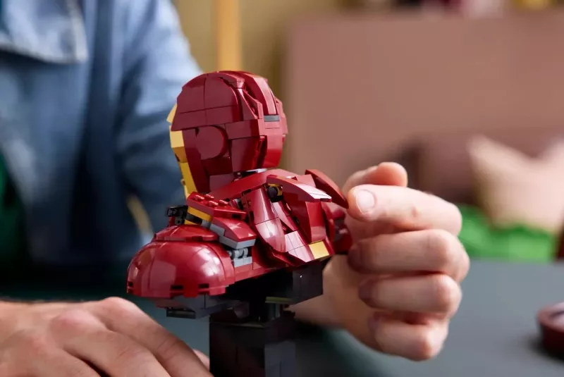 Set LEGO Marvel Iron Man MK4 Bust 76327, me minifigurë, për të rritur, Kuqe