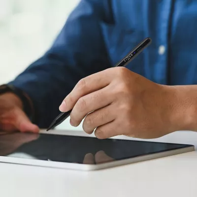 Stylus Adonit Fixed Graphite për Apple iPad, 20h bateri, USB-C, montim magnetik, 2 maja ndërruese, i zi