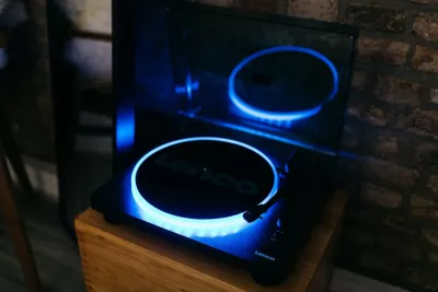 Gramafon Lenco LS-50LED, me altoparlantë të integruar, lidhje USB, i zi