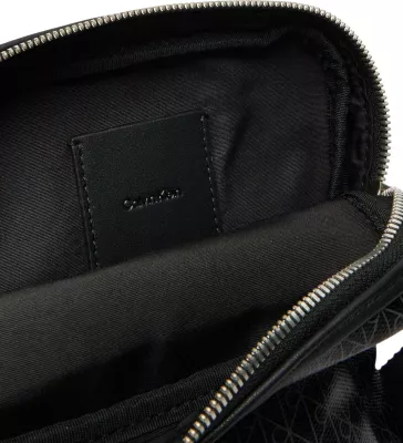 Çantë crossbody Calvin Klein Slim Reporter LV04D3334G për meshkuj, e zezë