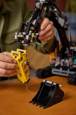 Set LEGO Technic Volvo EC500 Hybrid Excavator, 42215, për të rritur, e zezë/verdhe
