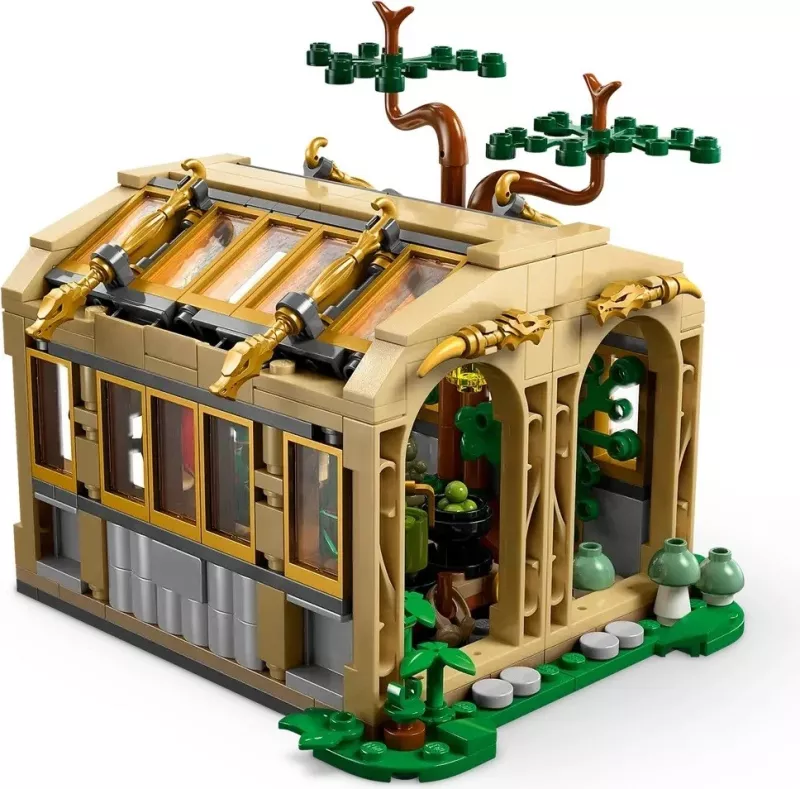 Set LEGO Harry Potter 76445 Hogwarts Castle Herbology Class, 3 minifigura