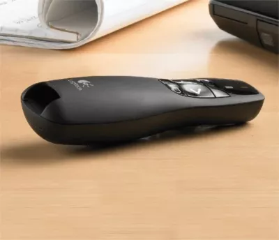 Telekomandë prezantimi Logitech R400, wireless 2.4GHz, laser i kuq, rreze 15 m, me marrës USB, me këllëf, e zezë